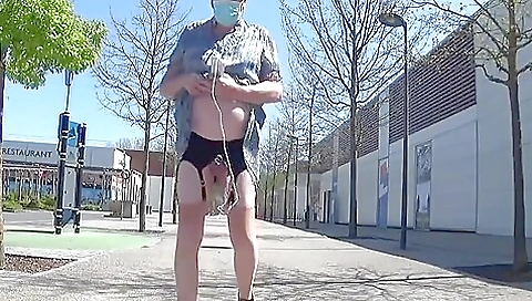 Travesti 56a's mature 56a out to make her urethral outlet